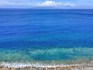 御蔵島タリボウカーブから三宅島を望む