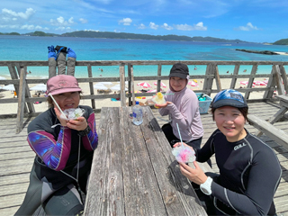古座間味ビーチでかき氷